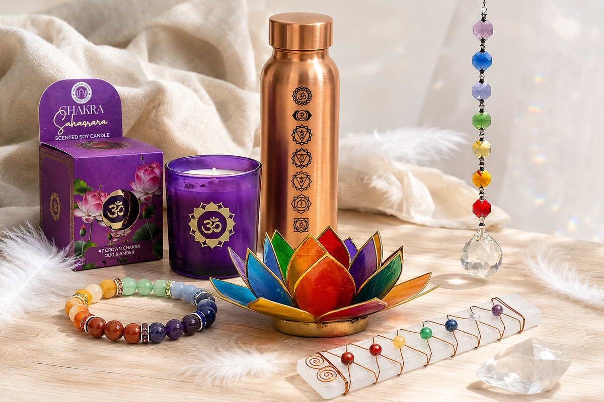 Chakra Schätze: Sahasrara Sojawachskerze, Kupferflasche mit den sieben Chakra-Symbolen, Lotus-Teelichthalter aus Capiz-Muschel, Chakra-Armband, Selenit-Ladestab und Sonnenfänger