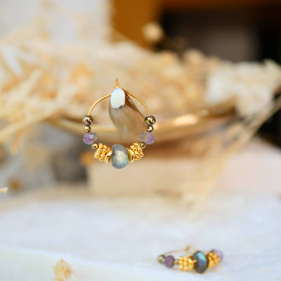 Handgemachter goldener Ohrring mit Labradorit-Perle und violetten Edelstein-Akzenten – Boho Schmuck für Damen.