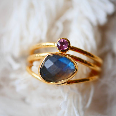Verstellbarer Ring aus 2 Mikron vergoldetem Messing, besetzt mit Labradorit und mehrfarbigem Turmalin (Rosa, Grün, Braun)