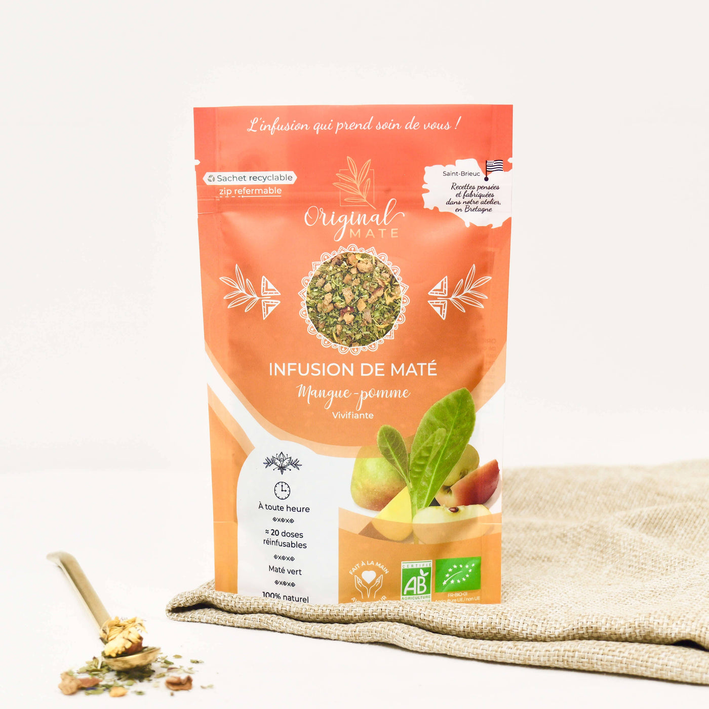 Detailfoto der Mate-Mischung Apfel Mango, Bio-Qualität, handgemischt im Atelier in Saint-Brieuc.