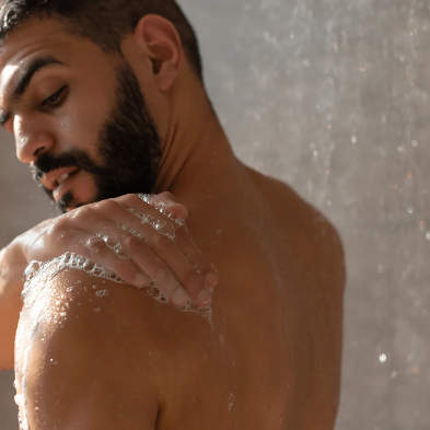 Mann duscht mit Moosmed Männerseife