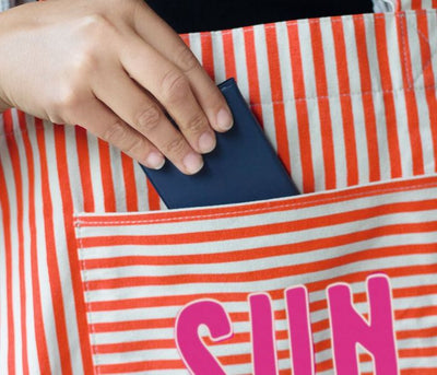 Grüner XL-Baumwollshopper mit weißem Sonnenmotiv, lässig über der Schulter getragen – ideal für Freizeit, Einkauf oder sonnige Ausflüge Grossansicht 
