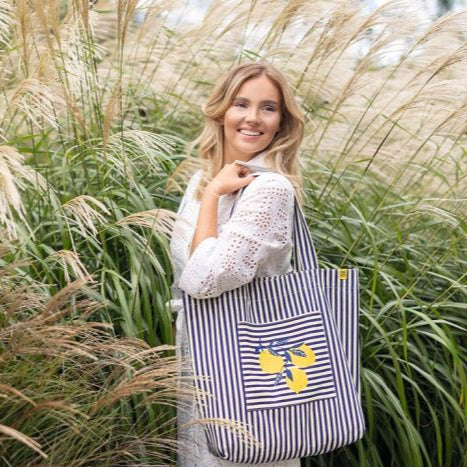 Großer Baumwollshopper mit Zitronenmotiv und Schriftzug „Fernweh“ – fröhlich, sommerlich & ideal für Einkäufe, Ausflüge und Strandtage. 🍋 im Gras