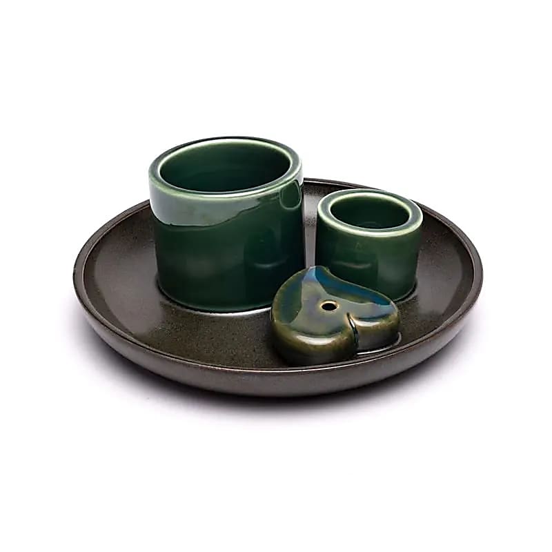 Keramikhalter in Petrol- und Brauntönen mit halbmattem Glasurfinish und Herzdetail. Runde Drei-in-eins-Schale mit Öffnungen für Smudge-Bündel, Palo Santo und Räucherstäbchen in Dianas Klosterlädchen