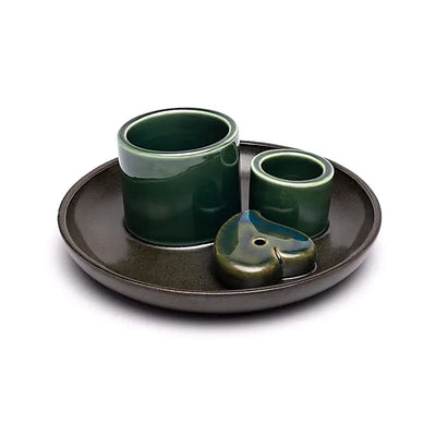 Keramikhalter in Petrol- und Brauntönen mit halbmattem Glasurfinish und Herzdetail. Runde Drei-in-eins-Schale mit Öffnungen für Smudge-Bündel, Palo Santo und Räucherstäbchen in Dianas Klosterlädchen