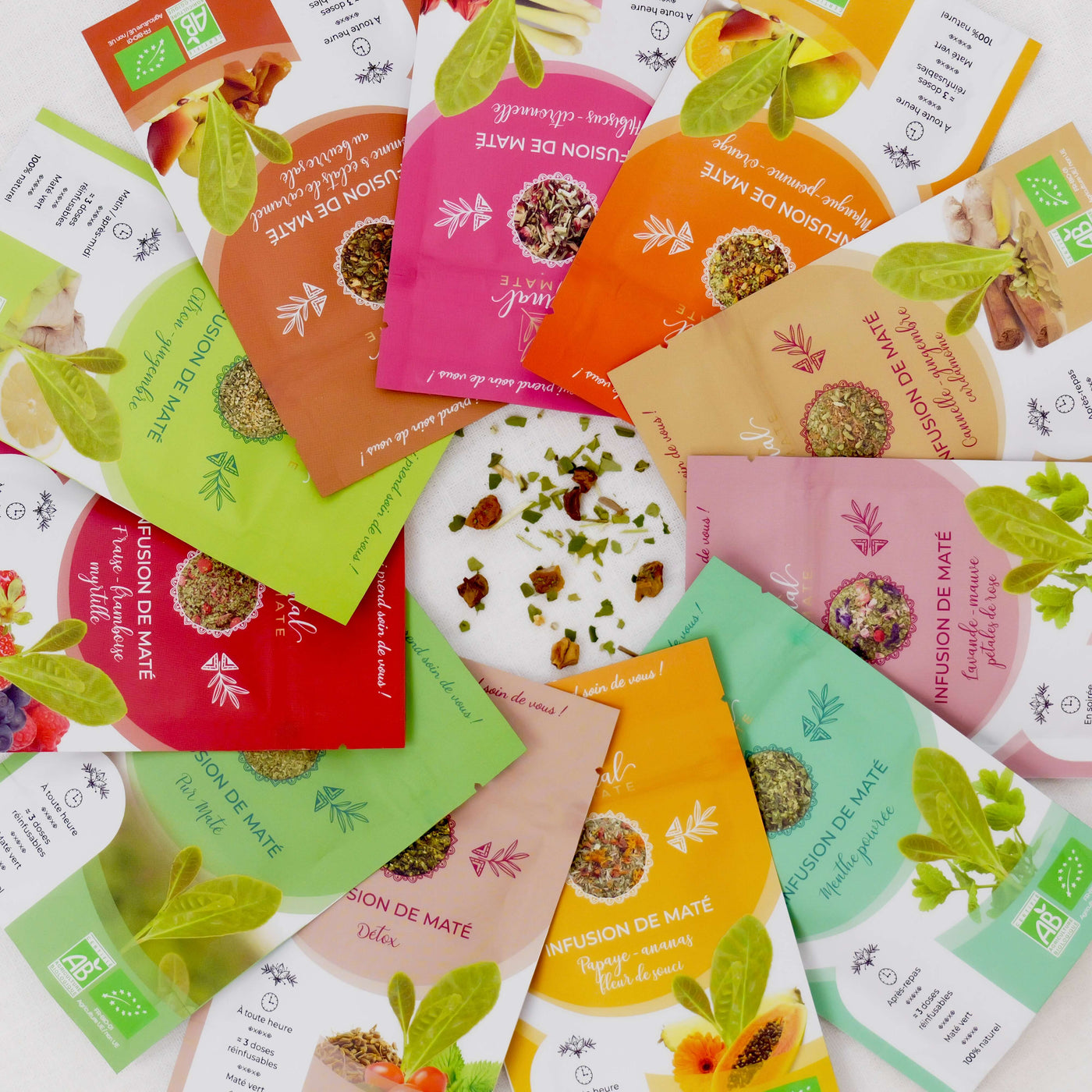 Bunte Auswahl an 11 Mate-Beuteln kreisförmig präsentiert, Probierkollektion.