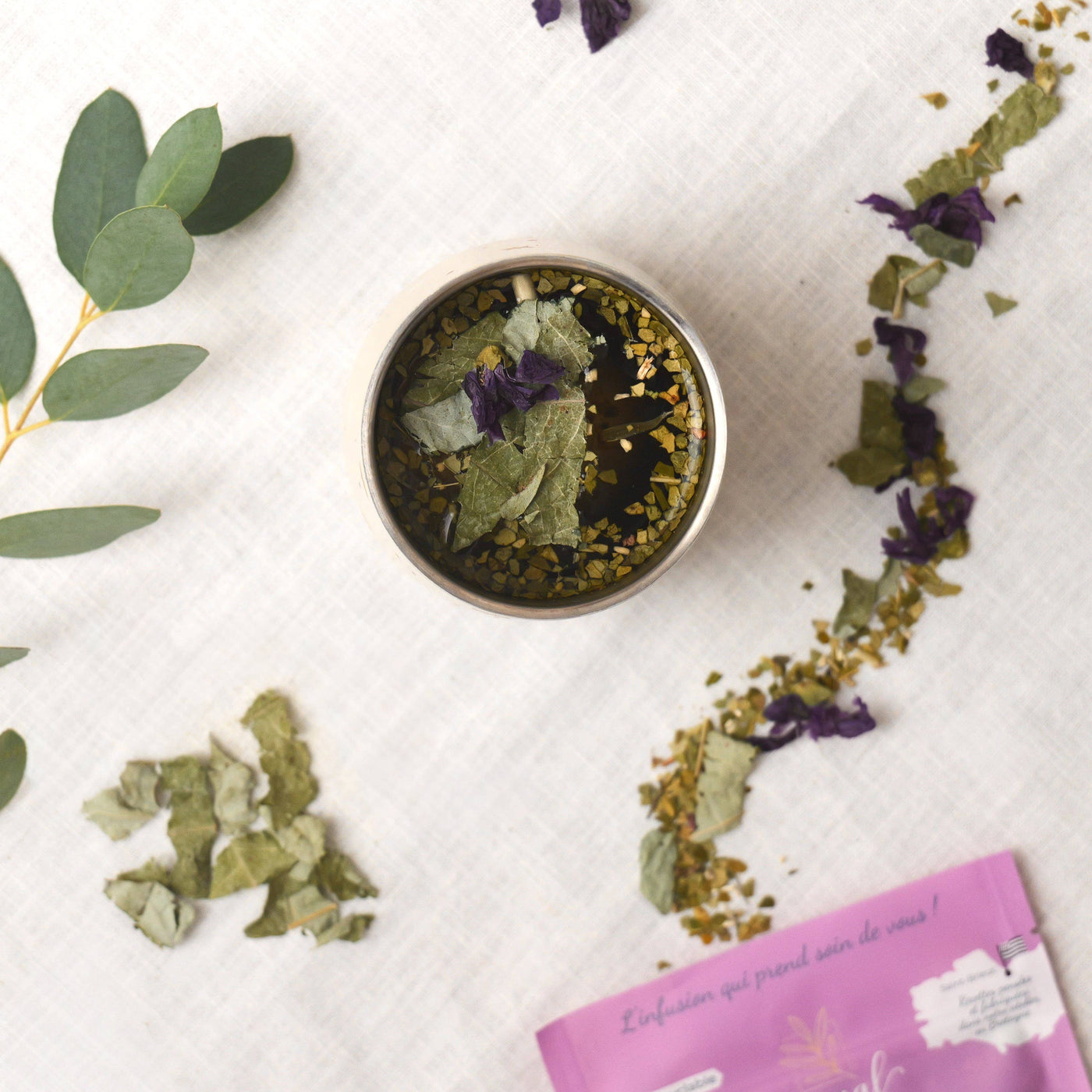 Einzeln arrangierte Rohstoffe Mate, Eukalyptus, Zitronengras und Malve, biologisch angebaut.