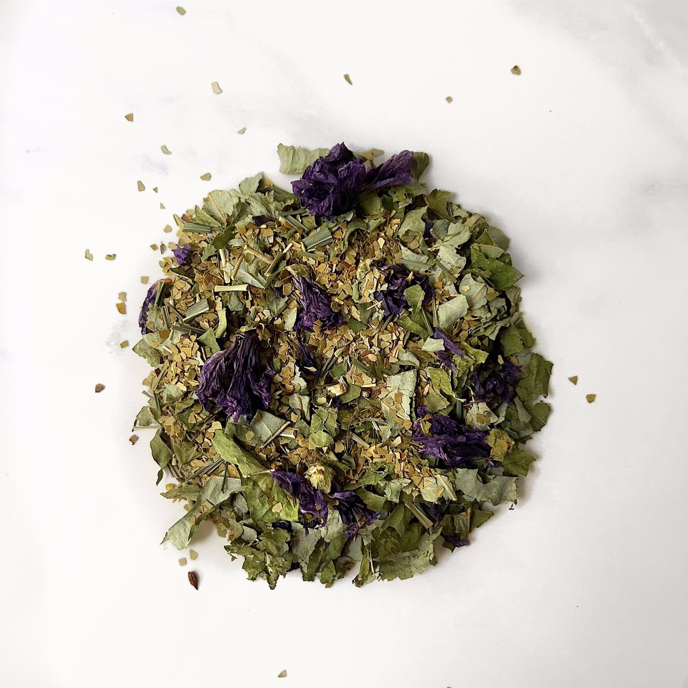 Einzeln arrangierte Rohstoffe Mate, Eukalyptus, Zitronengras und Malve, biologisch angebaut.