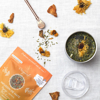 Mate mit Papaya und Ananas in Kalebasse mit Bombilla, mild und fruchtig.