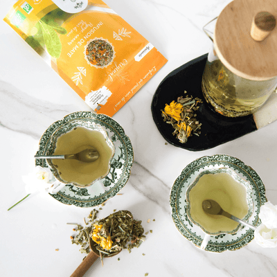 Einzeln arrangierte Zutaten Mate, Papaya, Ananas und Zitronengras als Rohstoffübersicht.