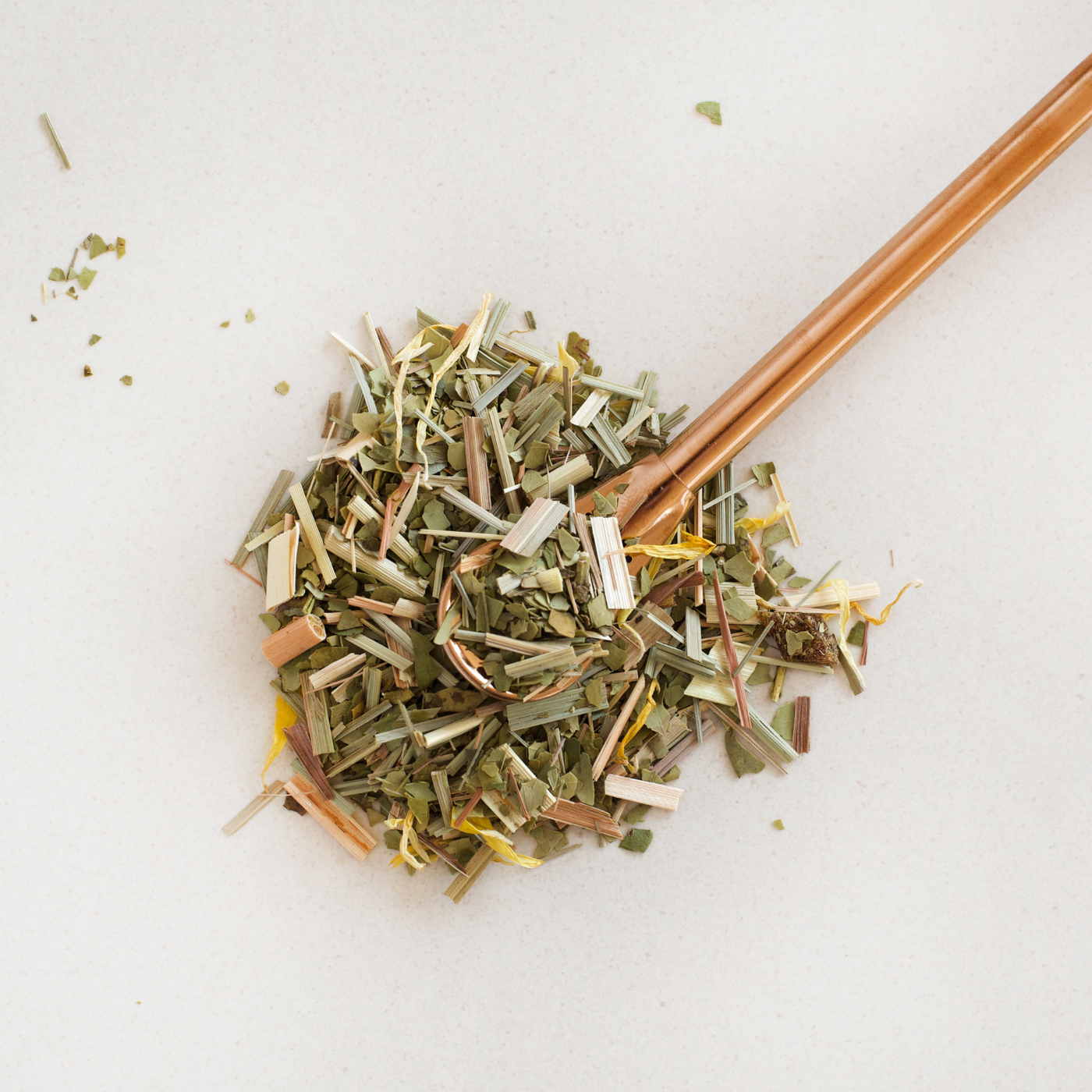 Einzeln arrangierte Zutaten Mate, Papaya, Ananas und Zitronengras als Rohstoffübersicht.