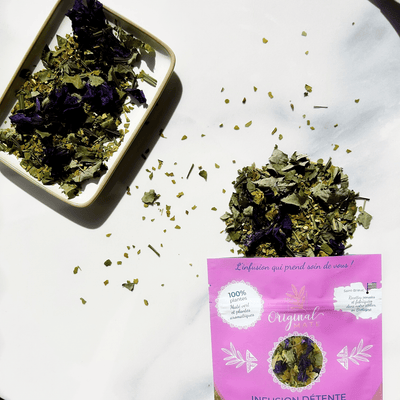 Bio-Mate in Keramiktasse mit Kräutern, stimmungsvolle Naturaufnahme.
