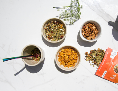 Mate-Zubereitung in einer traditionellen Kalebasse mit Bombilla, Bio-Mate Apfel Mango.
Dianas Klosterlädchen