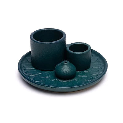 Keramikhalter in Petrolgrün mit matter Oberfläche und eingeprägtem Blütenmuster. Drei Öffnungen für Smudge-Bündel, Palo-Santo-Stäbe und Räucherstäbchen auf runder Schale – edles Ritual-Accessoire aus Keramik.
In Dianas Klosterlädchen