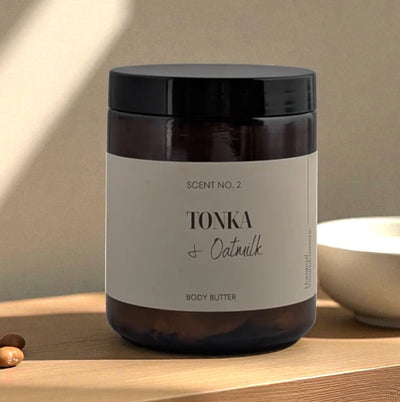 Tonka Hafermilch Body Butter Moosmed auf Holzsims mit Tonkabohnen VK einer schale Hafermilch in Dianas Klosterlädchen 