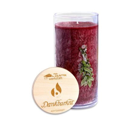 Achtsamkeitskerze „Dankbarkeit“ mit natürlichem, würzig-balsamischem Duft, veredelt mit Weißdorn, Ringelblume, Geranium und Rosentinktur.