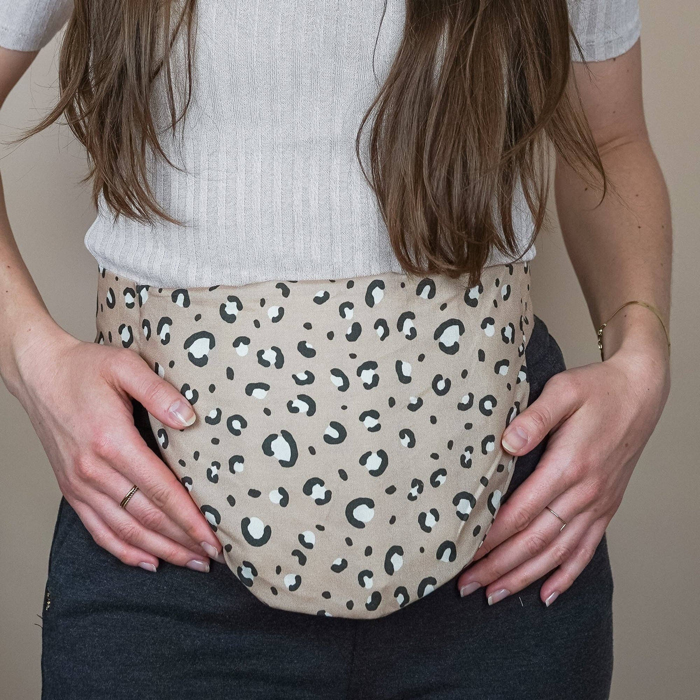 Dinkelkissen zum Umbinden - Bellywrap Leomuster beige - Dianas Klosterlädchen