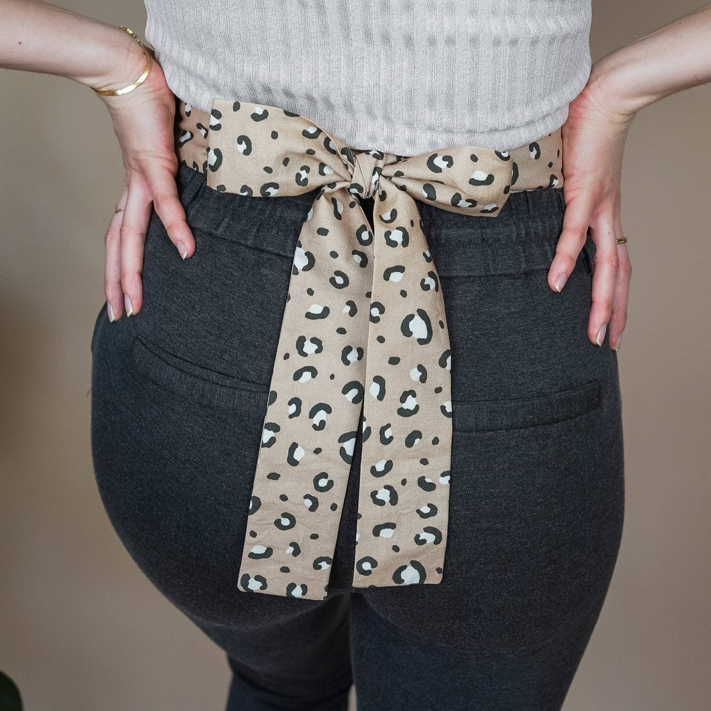 Dinkelkissen zum Umbinden - Bellywrap Leomuster beige - Dianas Klosterlädchen