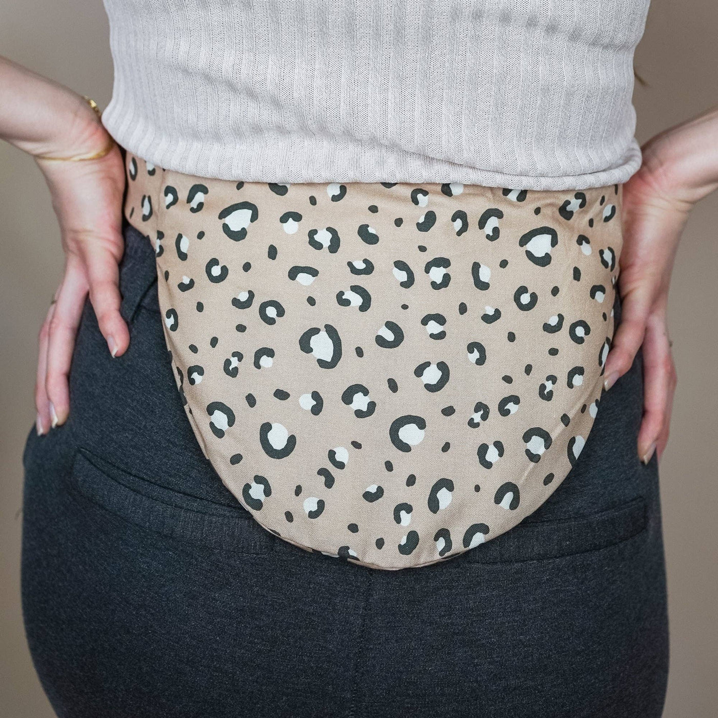 Dinkelkissen zum Umbinden - Bellywrap Leomuster beige - Dianas Klosterlädchen