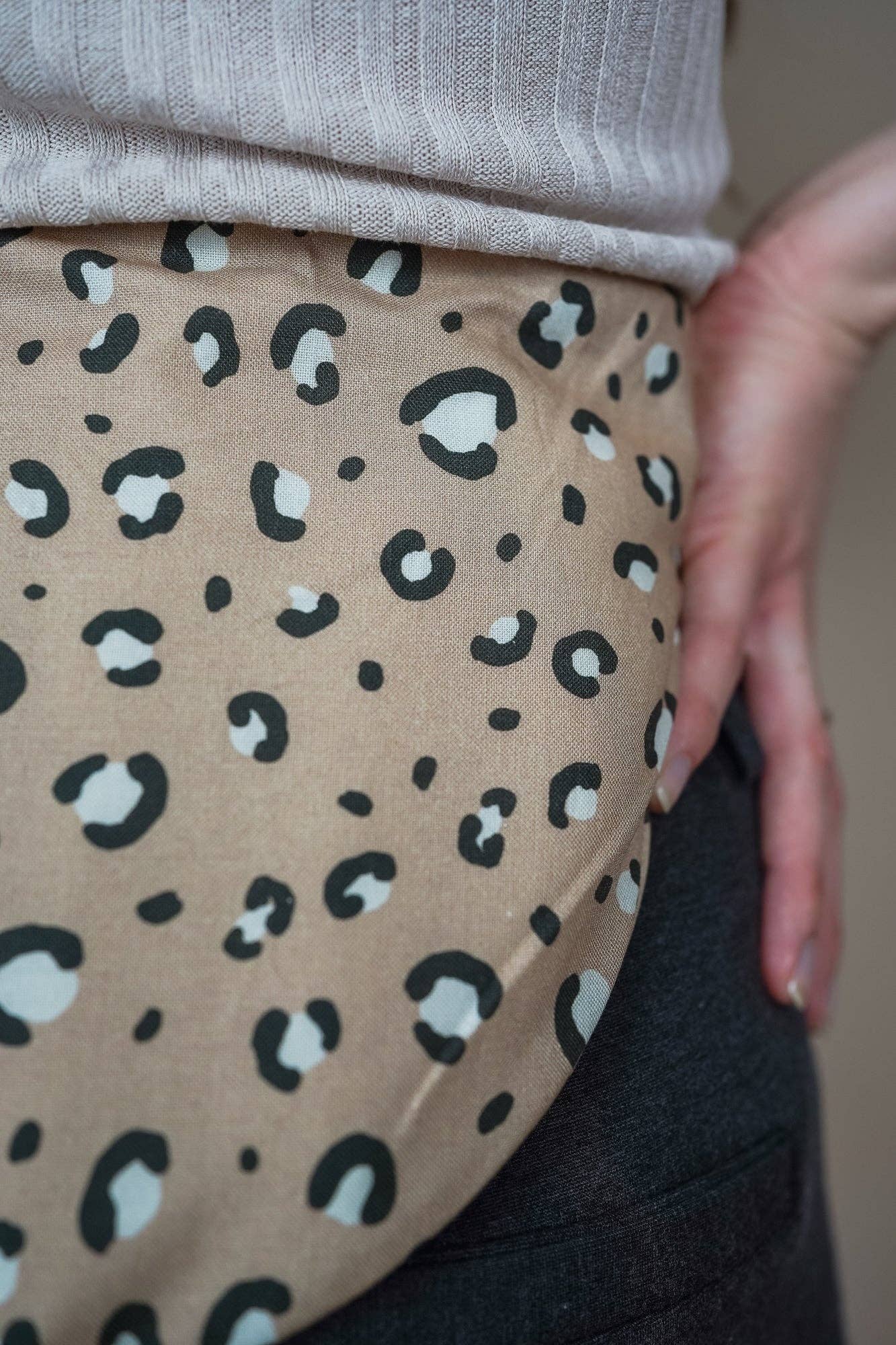Dinkelkissen zum Umbinden - Bellywrap Leomuster beige - Dianas Klosterlädchen