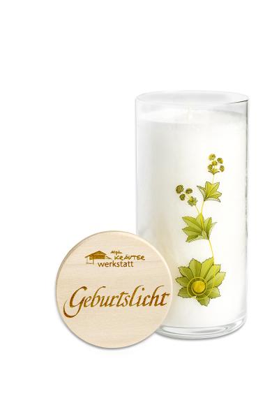 Glas-Kerze „Geburtslicht“ in zylindrischer, klarer Glasvase mit weißem Wachs, darauf eine filigrane grüne Pflanzenillustration. Die Abbildung zeigt daneben einen runden Holzboden mit dem Schriftzug „Geburtslicht“ und dem Logo „Kräuter Werkstatt“.