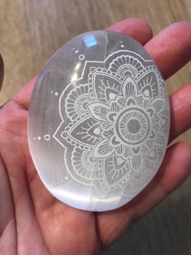 Gravierter Selenit Stein Mandala - Dianas Klosterlädchen