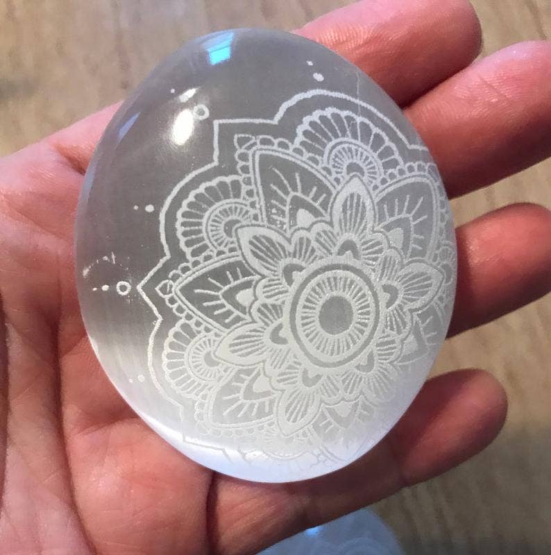 Gravierter Selenit Stein Mandala - Dianas Klosterlädchen