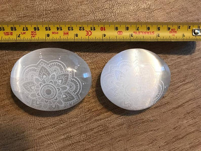 Gravierter Selenit Stein Mandala - Dianas Klosterlädchen