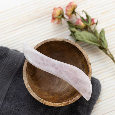 Gua sha Massagestein | S-Form Rosenquarz - Dianas Klosterlädchen