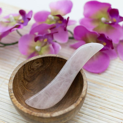 Gua sha Massagestein | S-Form Rosenquarz - Dianas Klosterlädchen