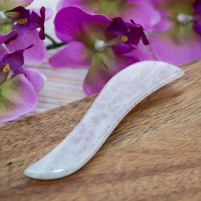 Gua sha Massagestein | S-Form Rosenquarz - Dianas Klosterlädchen