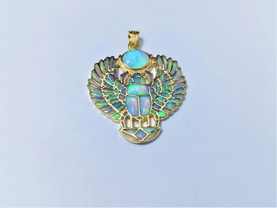 Halskette mit geflügeltem Skarabäus aus vergoldetem Messing, Opal