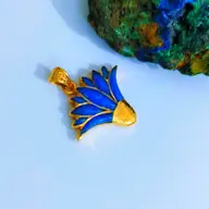 Lotusblüte mit goldblauem Opal | vergoldeter Anhänger