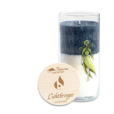 Zweifarbige Kerze „Lichtbringer“ in transparentem Glas mit dunkelblauem oberen und weißem unteren Wachsbereich. Der Glasbehälter ist mit einem runden Holzdeckel versehen, auf dem das Logo „Kräuterwerkstatt“ und der Schriftzug „Lichtbringer Zeitgeist“ eingraviert sind.