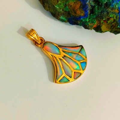 Opal in Lotusblüte | vergoldeter Anhänger - Dianas Klosterlädchen