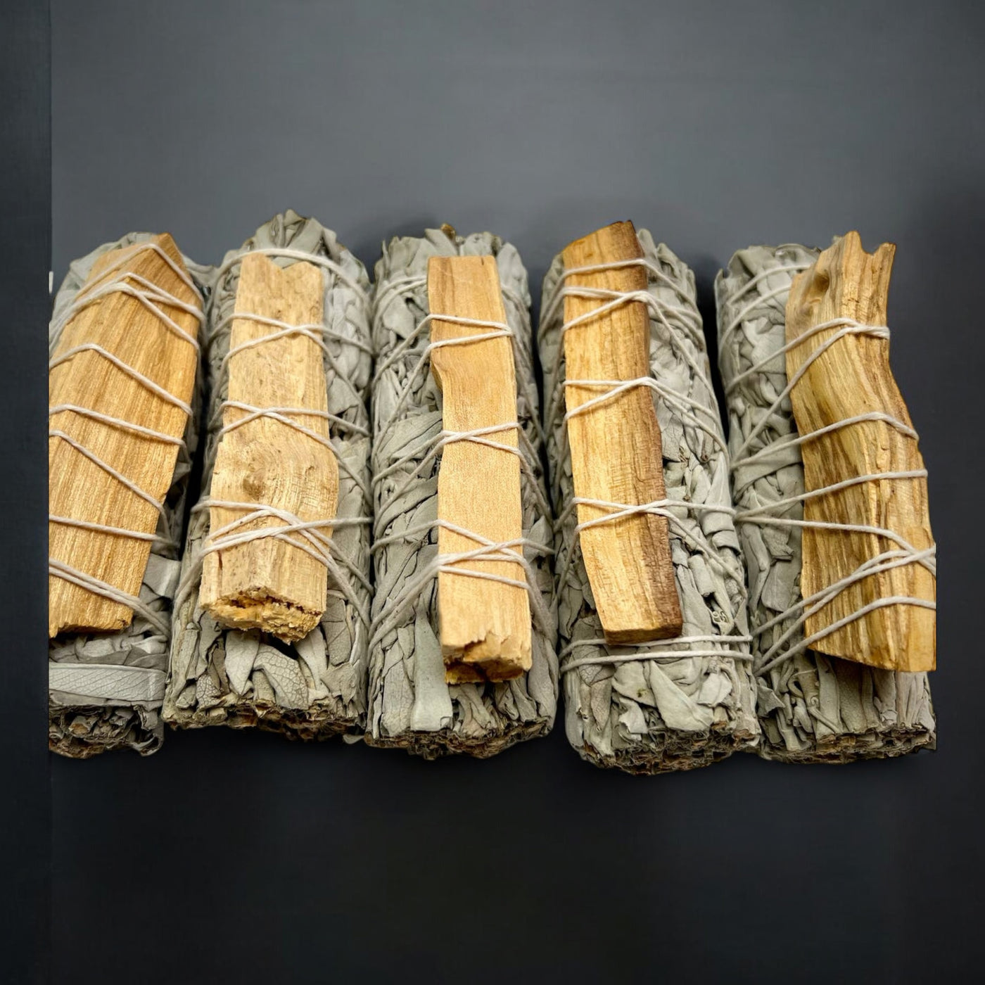 Palo Santo mit weißen Salbei-Bündeln - Dianas Klosterlädchen