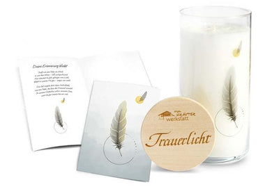 Weiße Kerze im Glas mit schwarzer Federzeichnung und der Aufschrift „Trauerlicht“ inklusive Karte mit passendem Text.