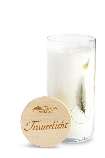 Weiße Kerze im Glas mit zarter Feder-Illustration und der Aufschrift „Trauerlicht“, dekorativ fotografiert auf hellem Hintergrund.
