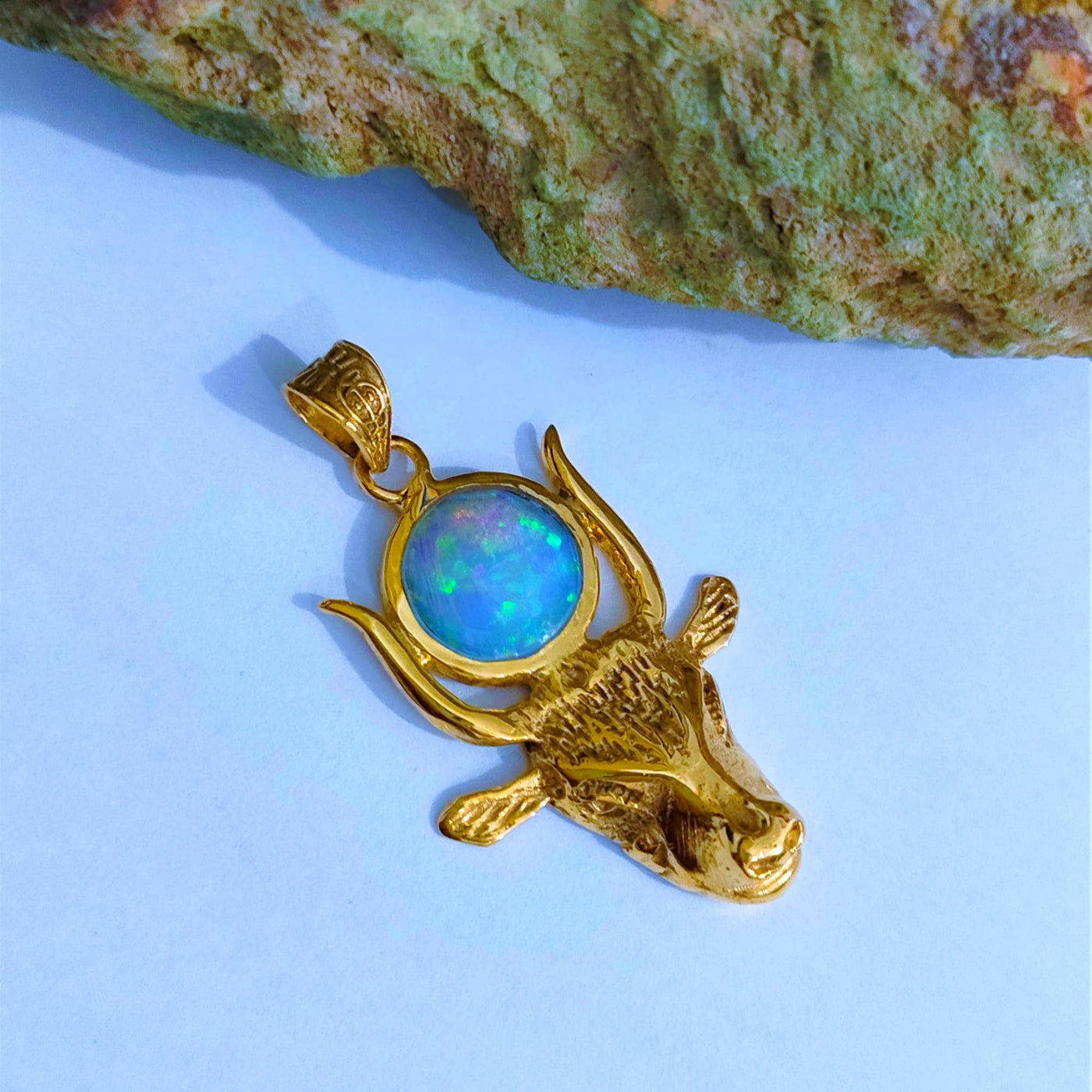 Kuhkopf der Göttin Hathor Opal | vergoldet