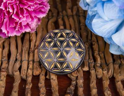Handschmeichler Blume des Lebens schwarz gold Speckstein - Dianas Klosterlädchen