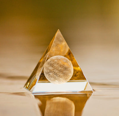 Sphärenkristall Pyramide Blume des Lebens 10x10cm