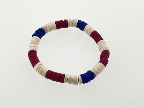 Elastisches Armband aus weiß- rot lackiertem Kokosholz.  @klosterlaedchen.com
