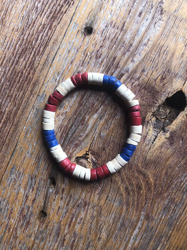 Elastisches Armband aus weiß- rot lackiertem Kokosholz.  @klosterlaedchen.com