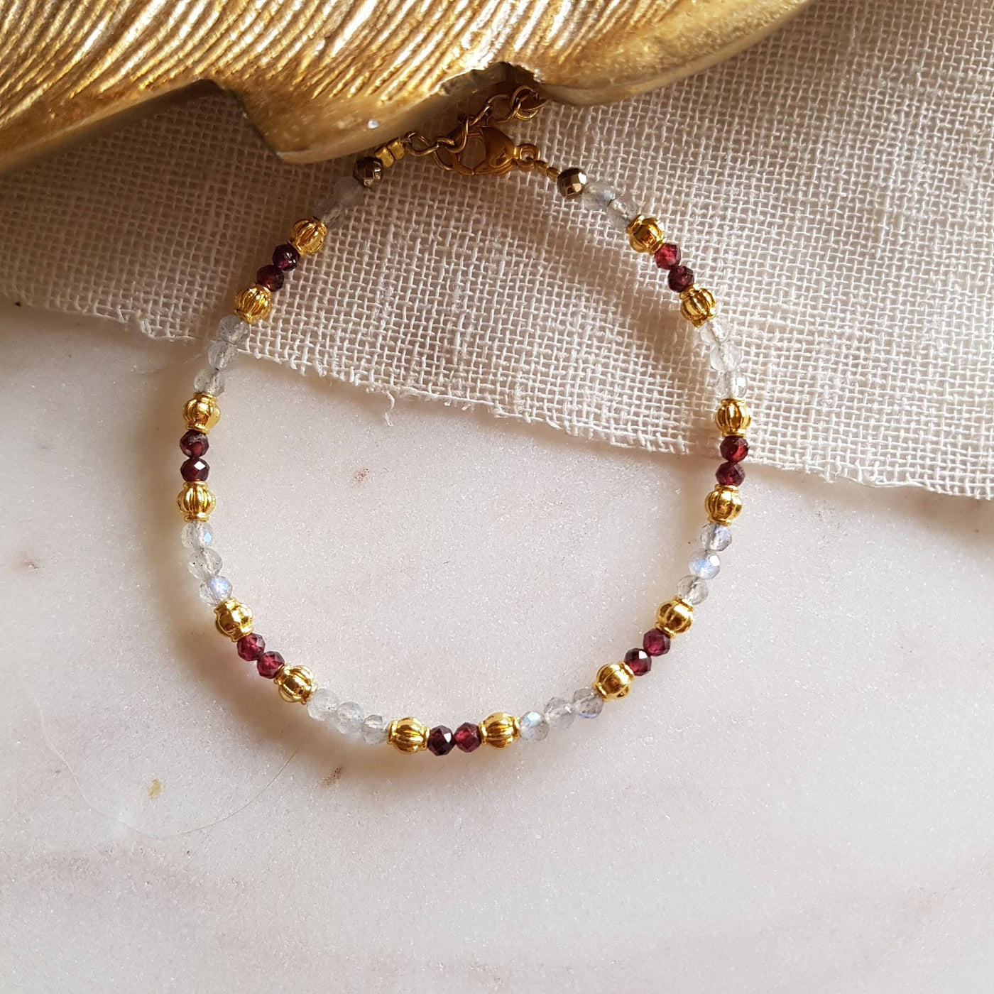 Labradorit und Granat Armband DIOPNA - Dianas Klosterlädchen