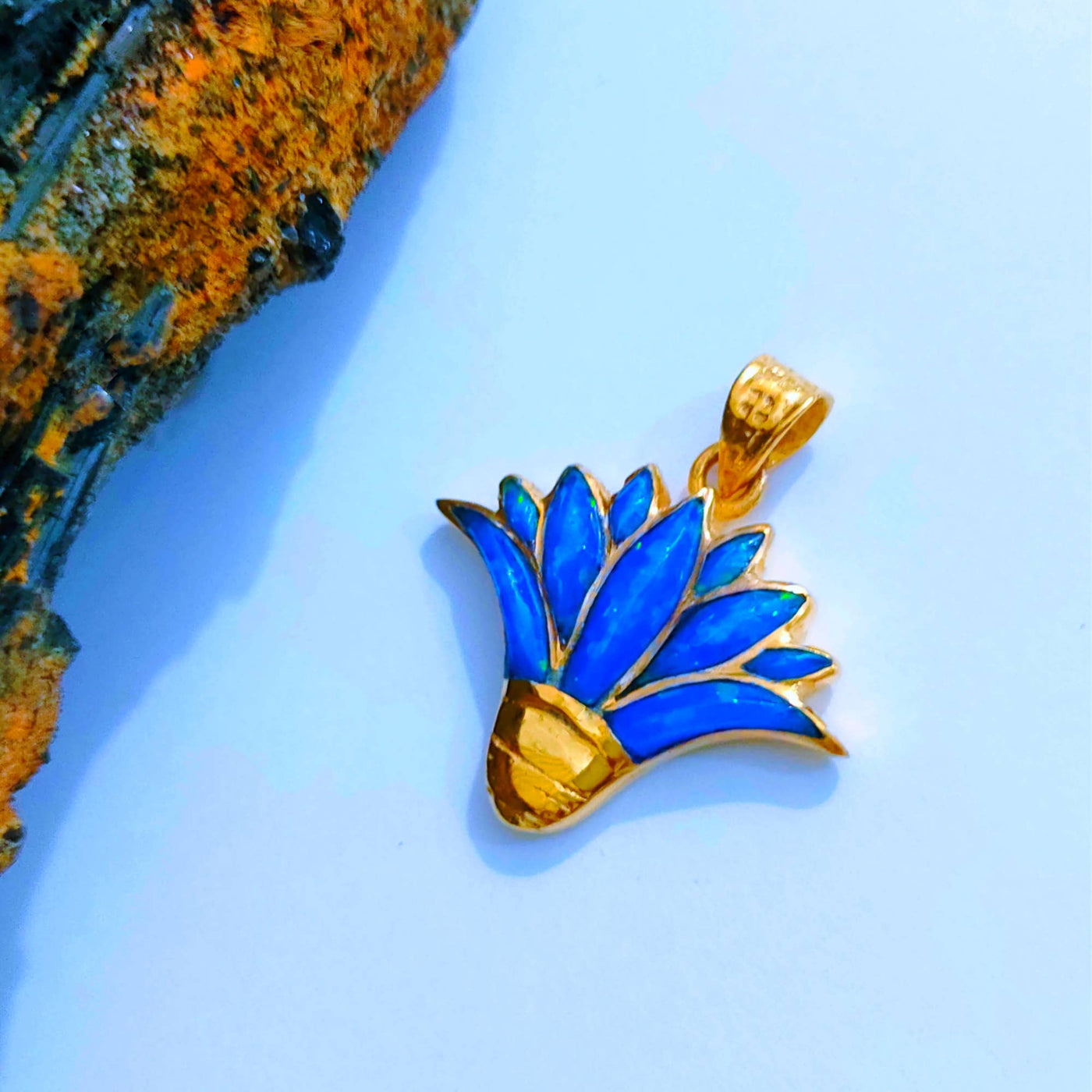 Lotusblüte mit goldblauem Opal | vergoldeter Anhänger - Dianas Klosterlädchen