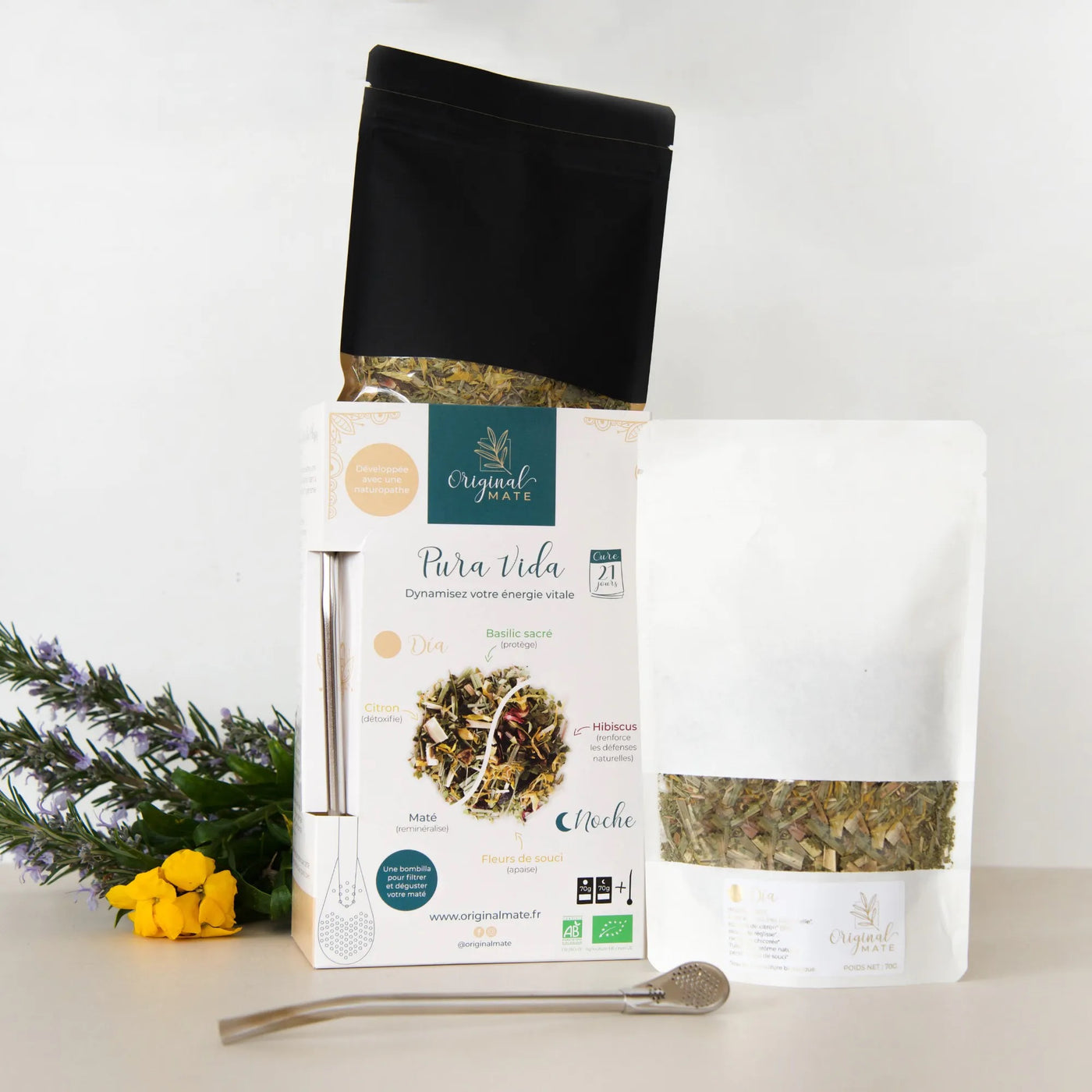 „Geöffnete Pura Vida Mate-Box mit den zwei Kurmischungen Día und Noche, inklusive Infoblatt und Kräuterillustrationen.“
Dianas Klosterlädchen