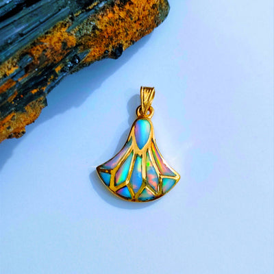 Opal in Lotusblüte | vergoldeter Anhänger - Dianas Klosterlädchen